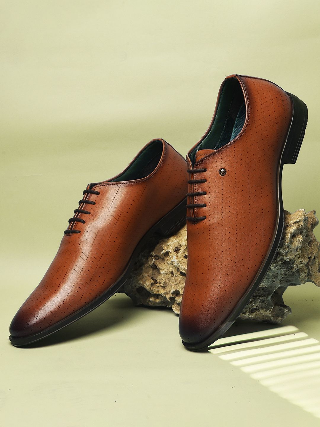 Bata Men Textured Formal Oxfords