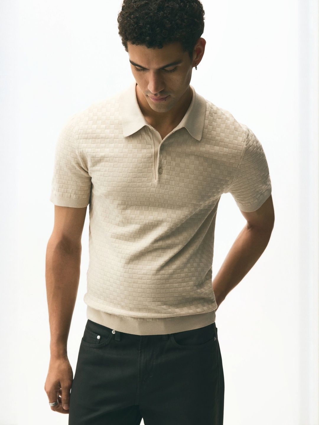 H&M Men Self Design Slim Fit Polo Collar T-Shirt Offers & Cashback