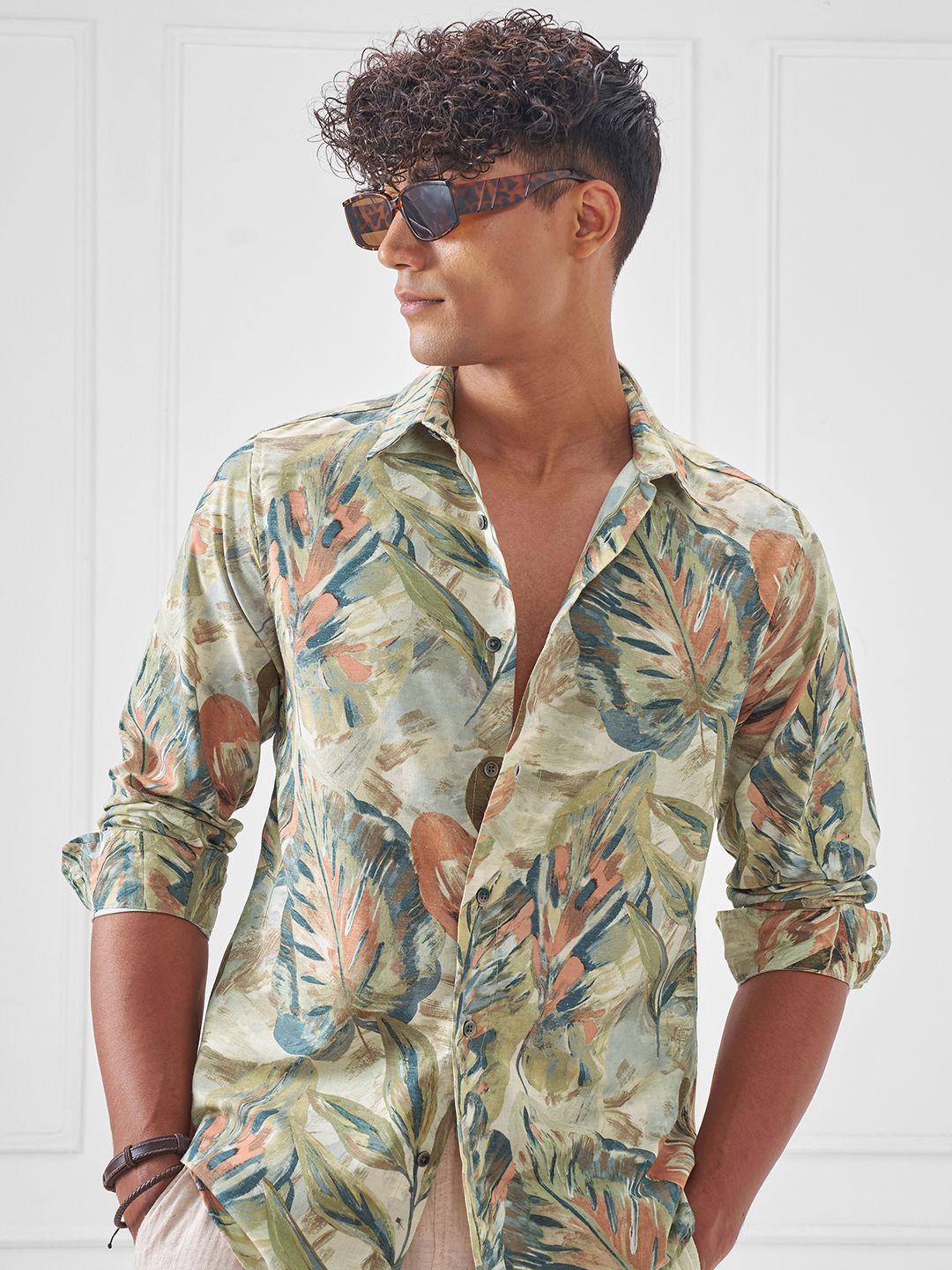 HIGHLANDER Men Relaxed Fit Floral Printed Spread Collar Casual Shirt