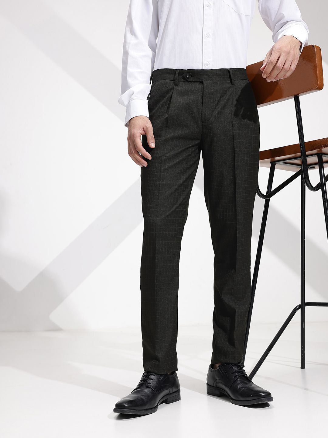 INVICTUS Men Checked Pleated Formal Trousers