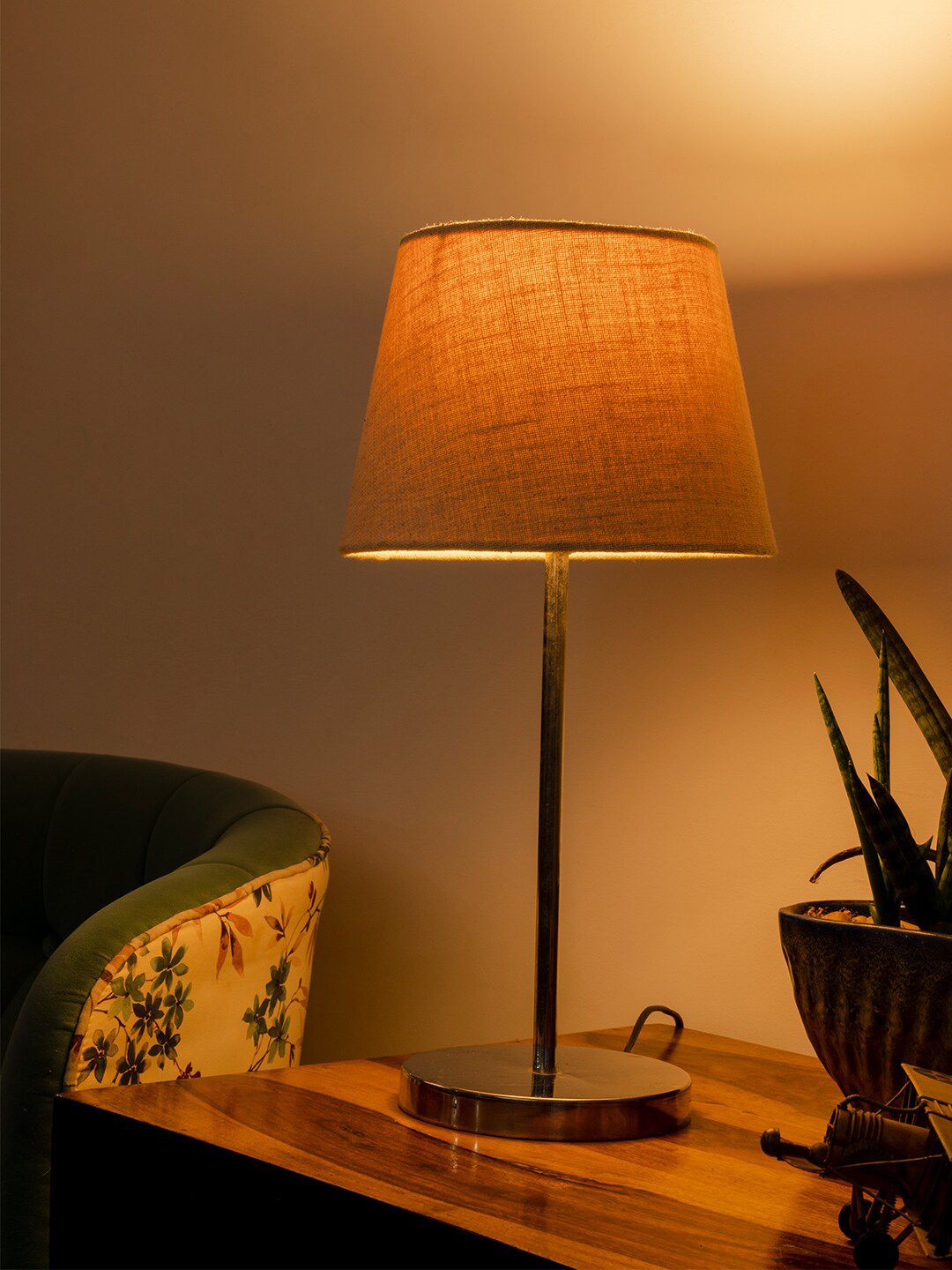 green girgit White Solid Metal Table Lamp With Shade Price in India
