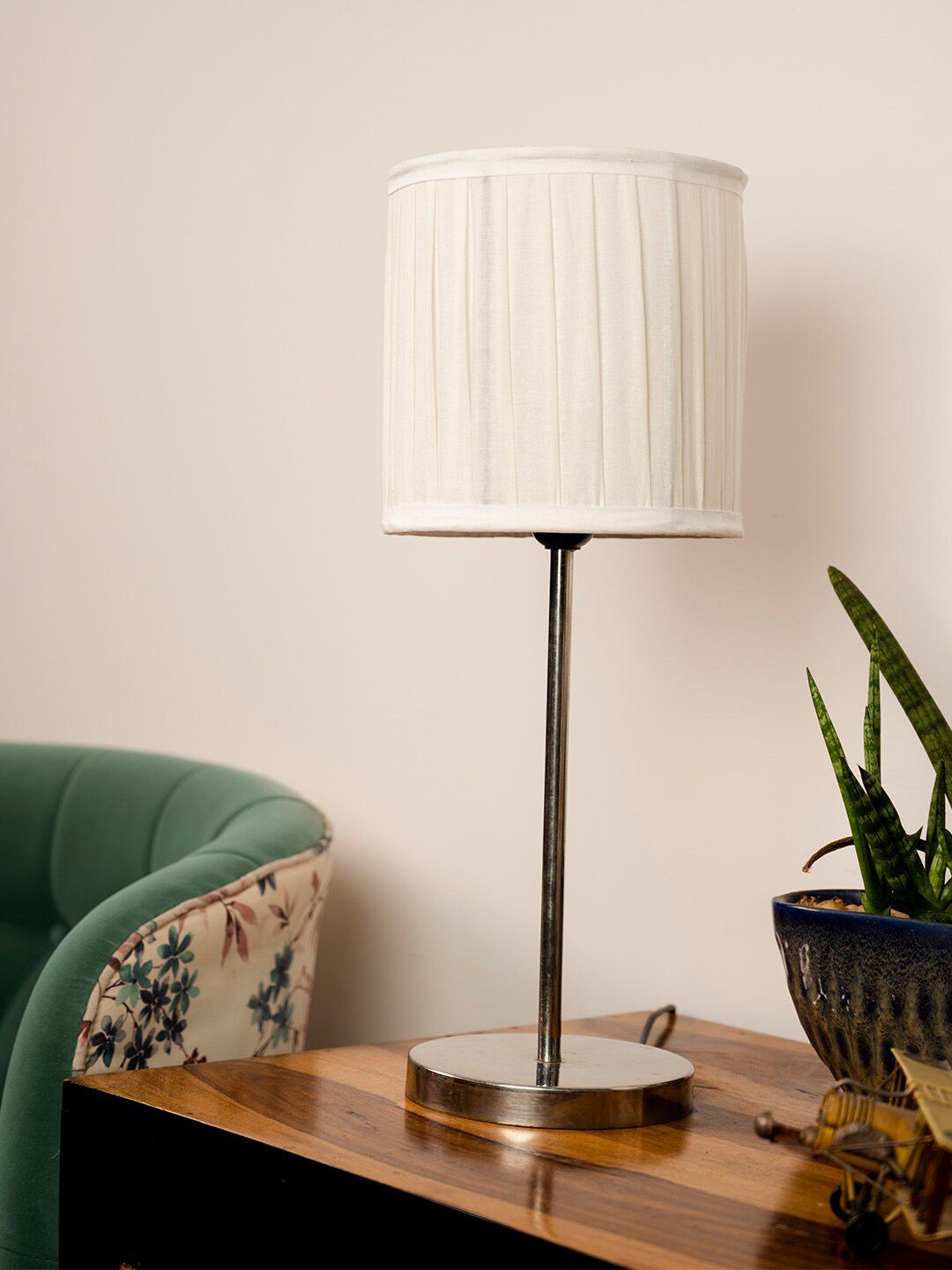 green girgit White Solid Metal Table Lamp Price in India