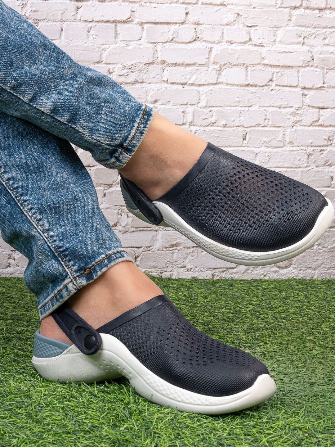 CROSSKIX Men Clogs Sandals