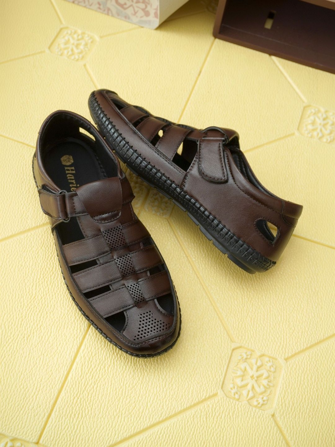 Harie Men Textured Lightweight Sandals