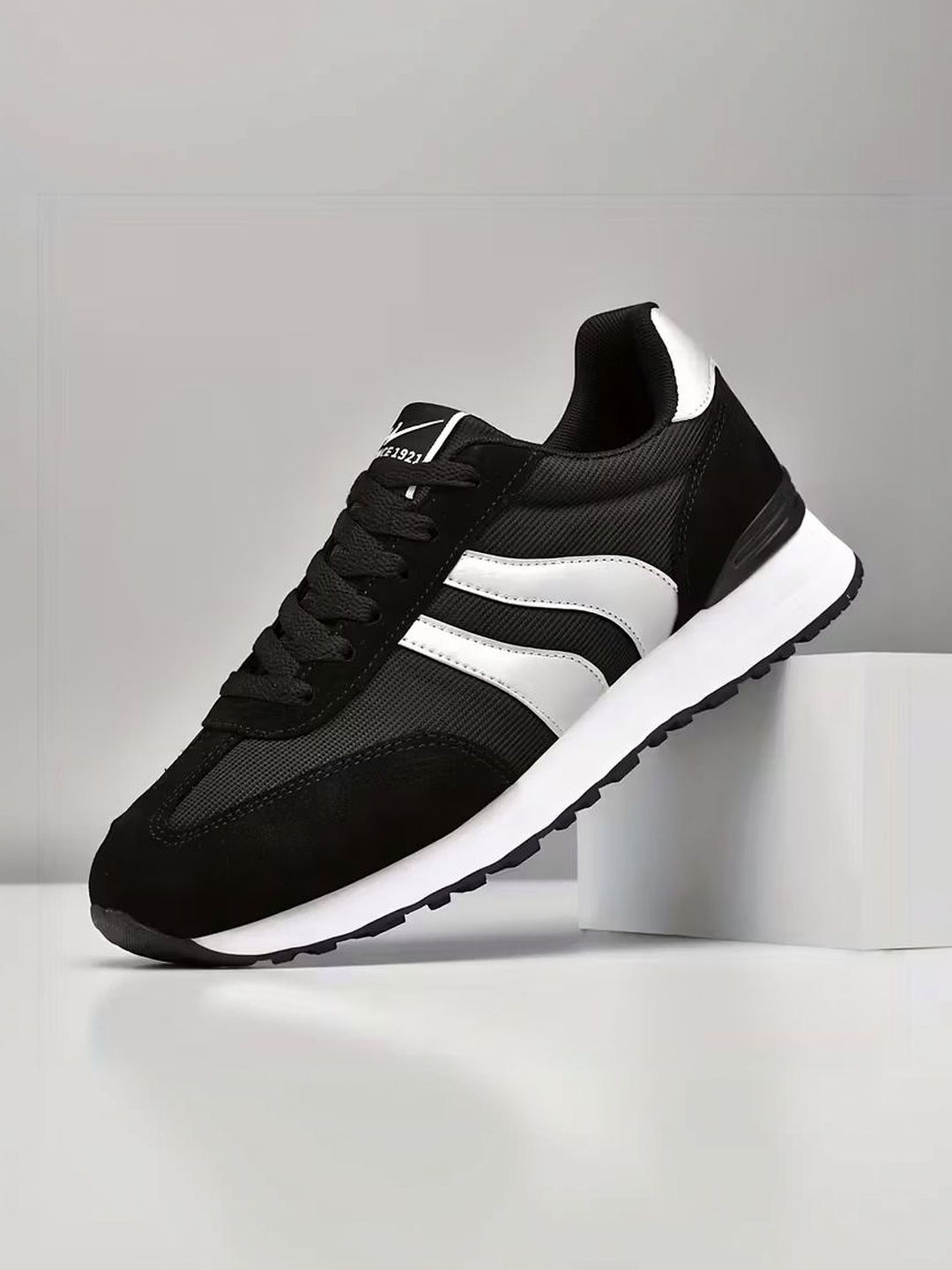 Robbie Jones Men Colourblocked Sneakers