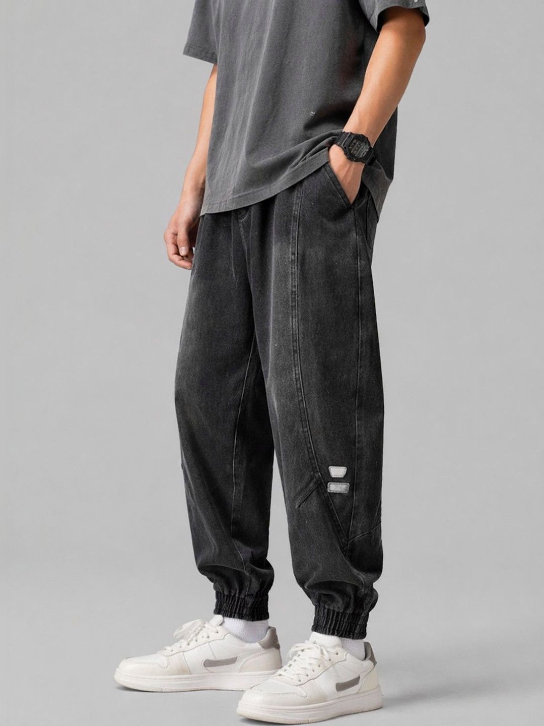 Suo Men Relaxed Fit Mid-Rise Low Distress Light Fade Denim Jeans