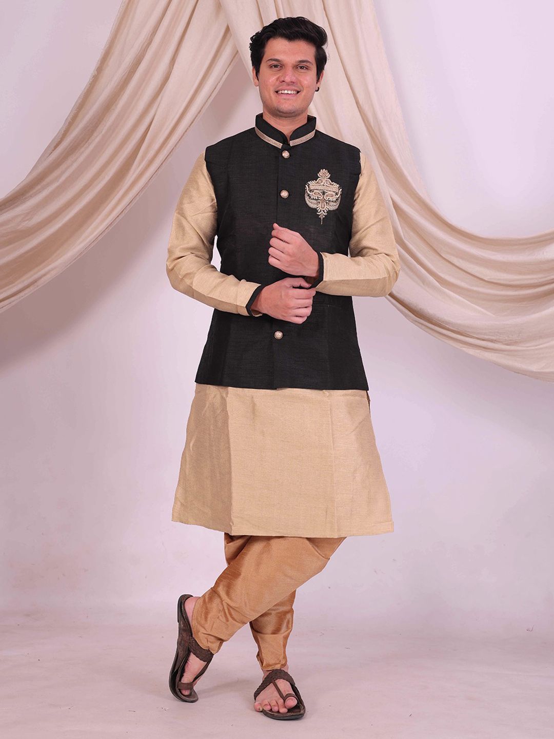 Desibutik Men Embroidered Mandarin Collar Sherwani Kurta with Dhoti