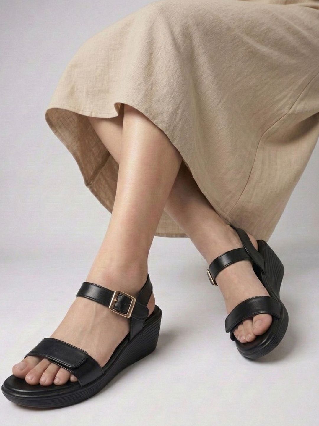 Colo Women Solid Synthentic Sandals