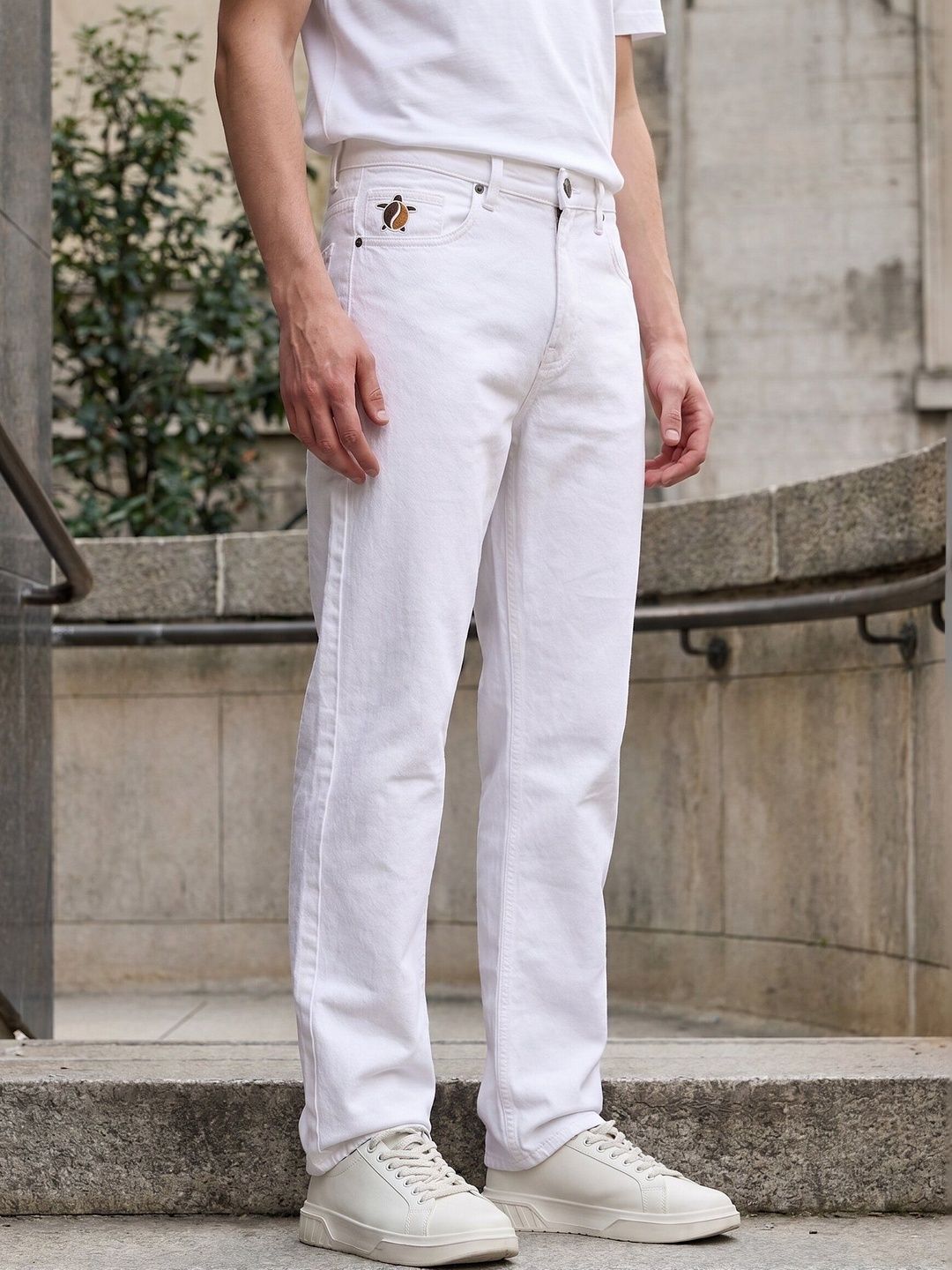 Bene Kleed Men Straight Fit Mid-Rise Embellished Denim Jeans