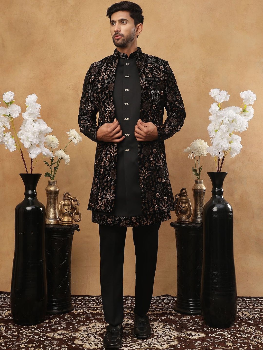 Jompers Men Embroidered Sherwani