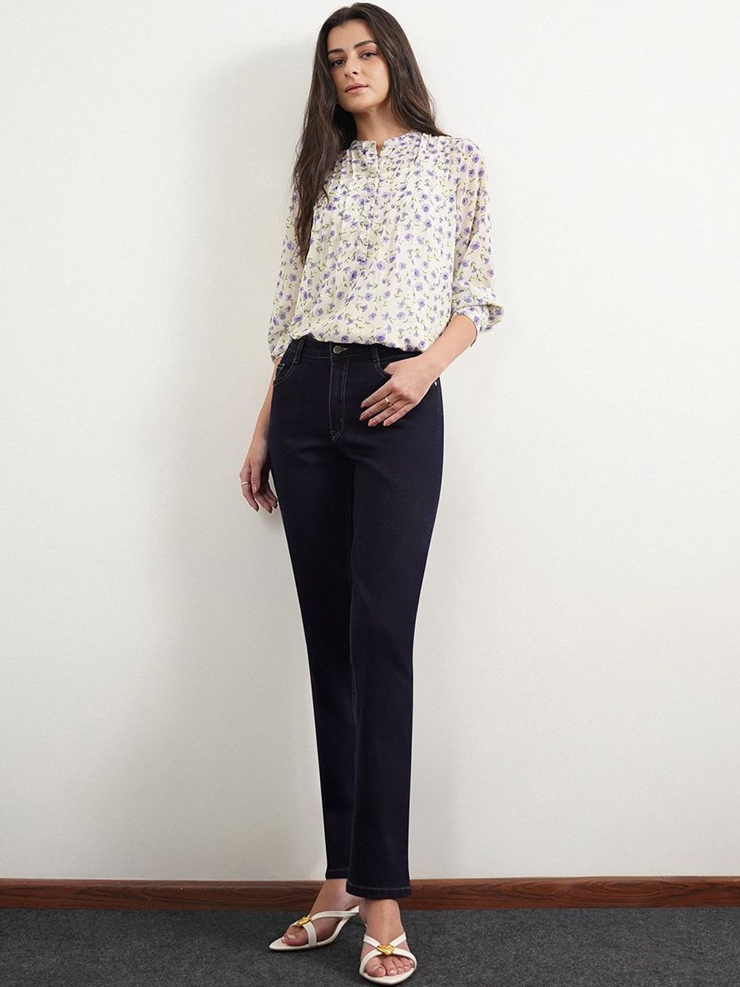 Women Straight Fit Mid-Rise Jeans FABLE STREET Women Straight Fit Mid-Rise Low Distress Stretchable Jeans