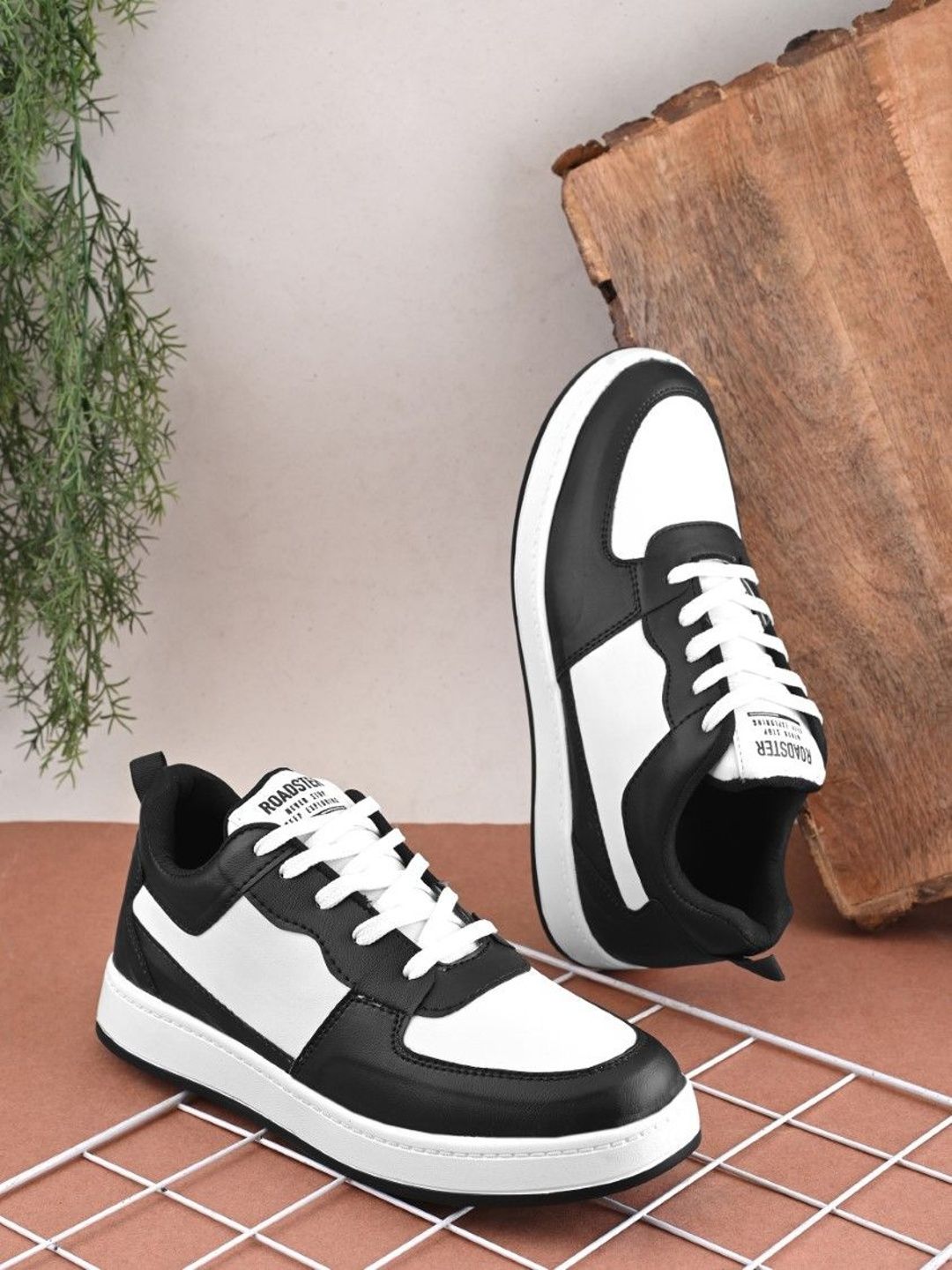 The Roadster Lifestyle Co Men Colorblocked Lightweight Comfort Insole Lace-Up Sneakers