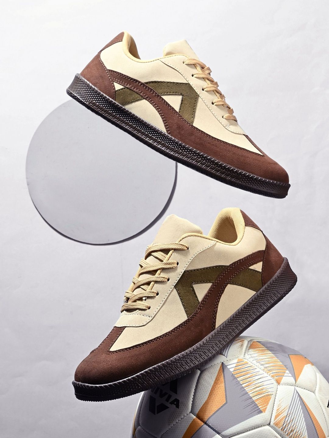 The Roadster Lifestyle Co. Men Colourblocked Lace-Ups Round Toe Sneakers