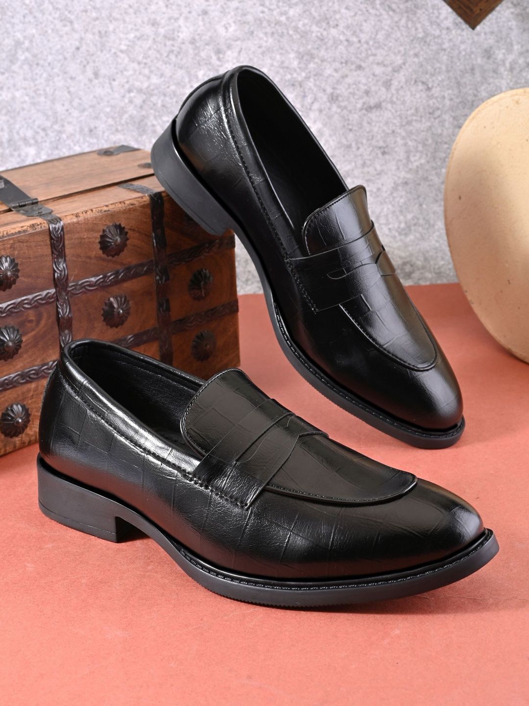 INVICTUS Men Textured Formal Loafers