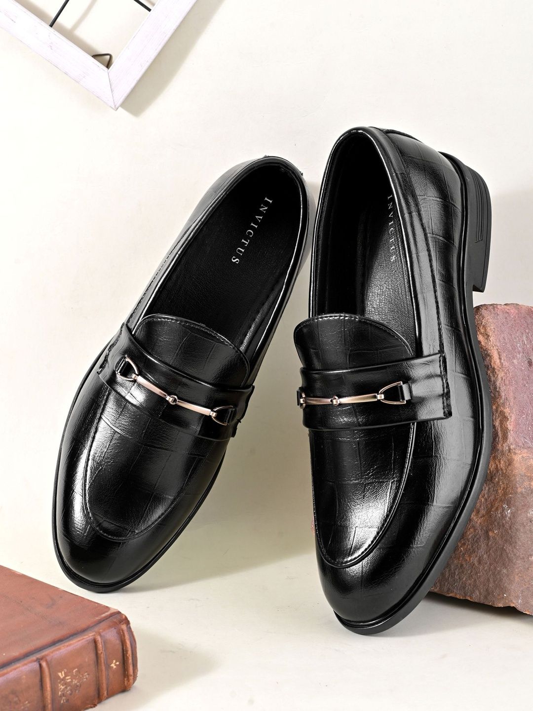 INVICTUS Men Textured Formal Loafers