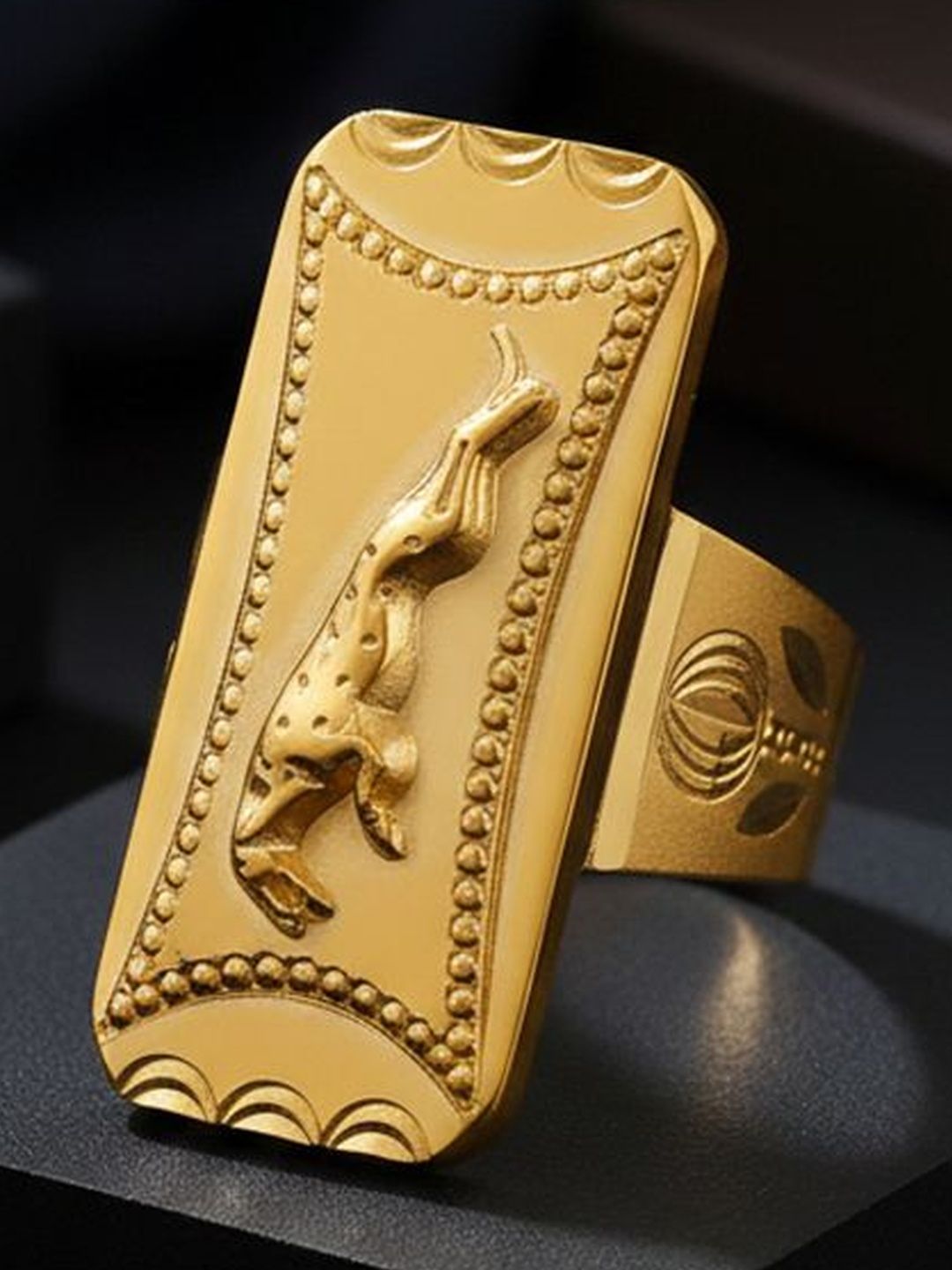 Saizen Men Gold-Plated Temple Finger Ring