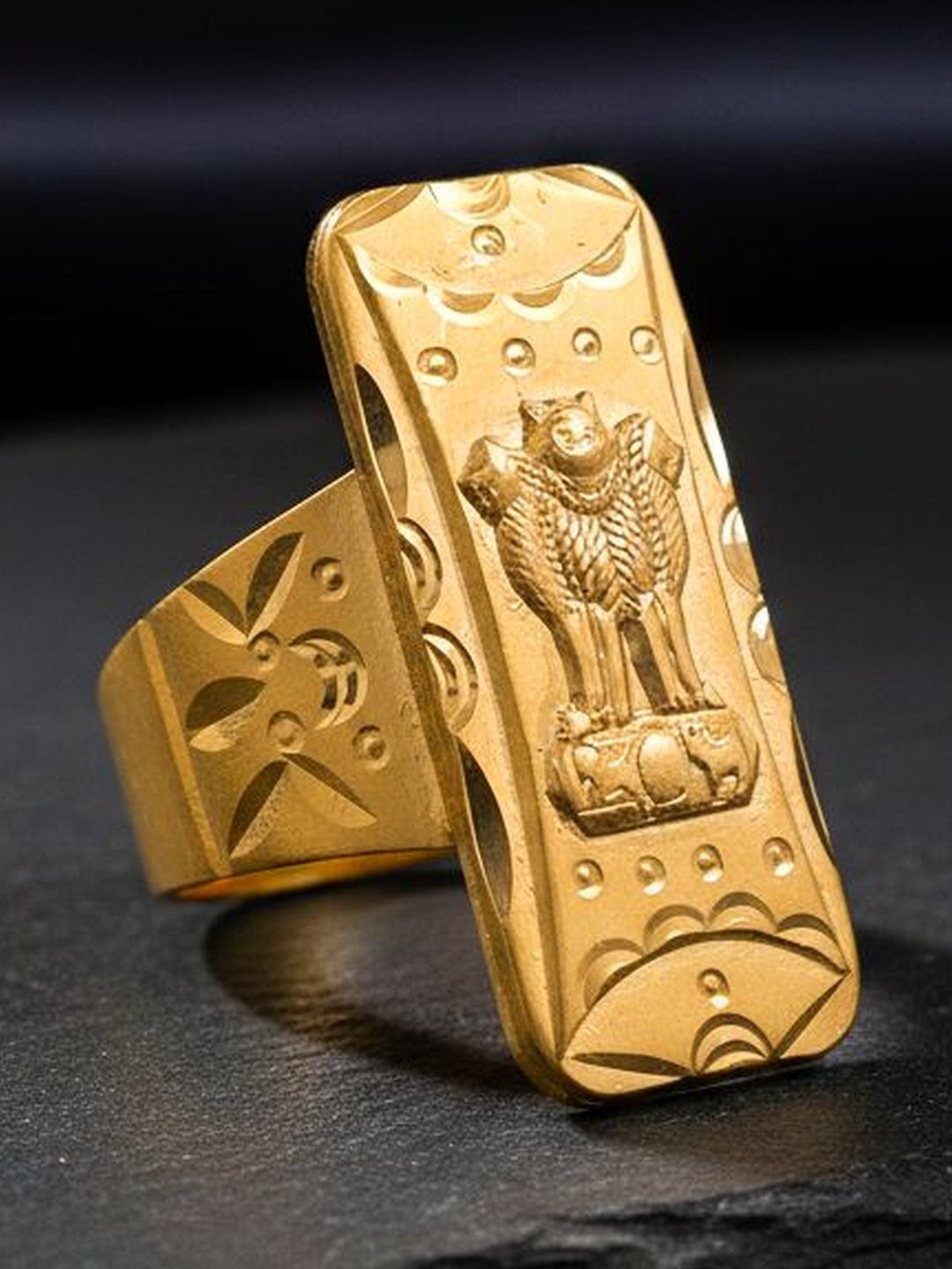 Saizen Men Gold-Plated Antique Finger Ring