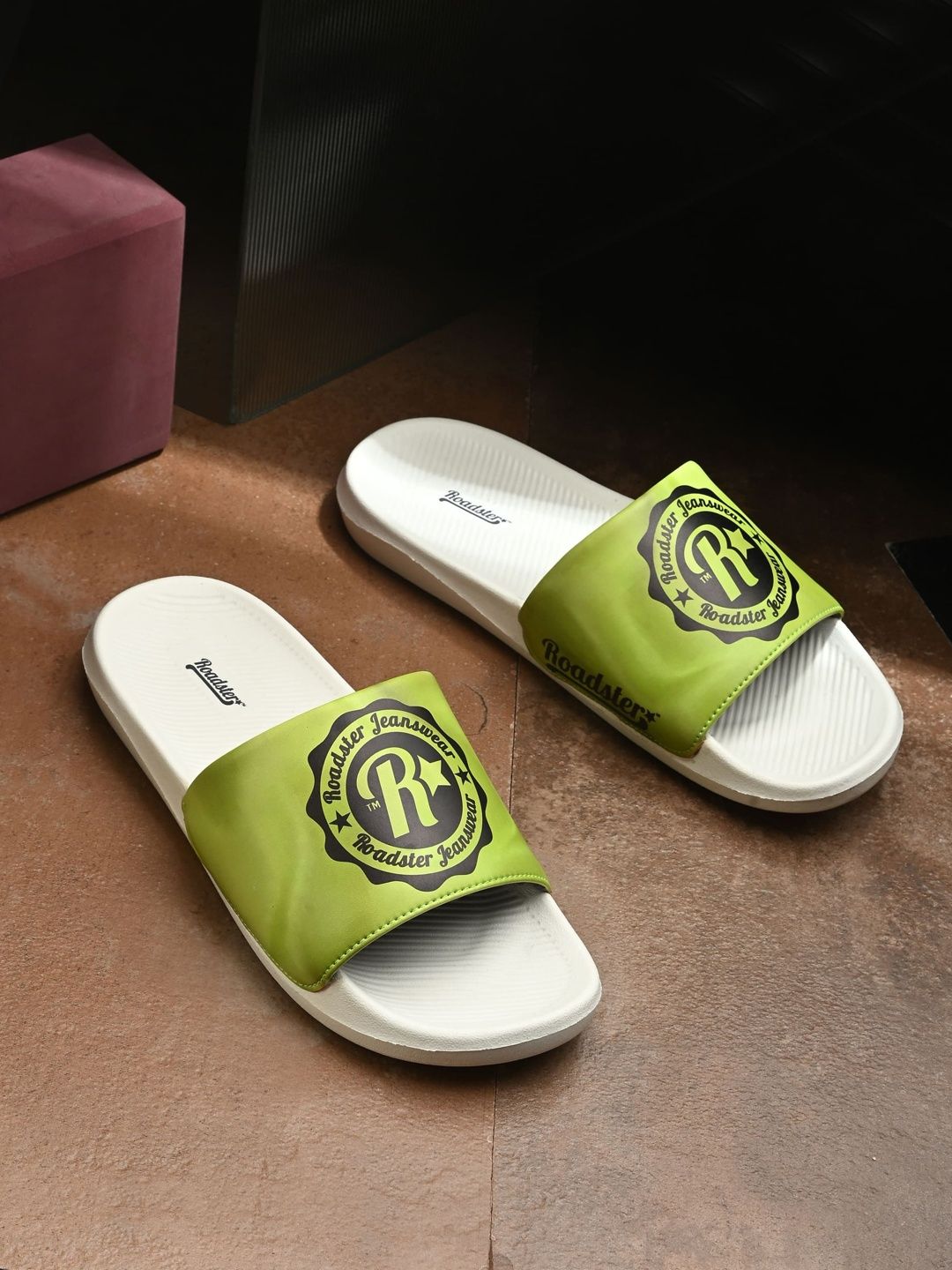 The Roadster Lifestyle Co Men Printed Open Toe Sliders With Cushioned Footbed