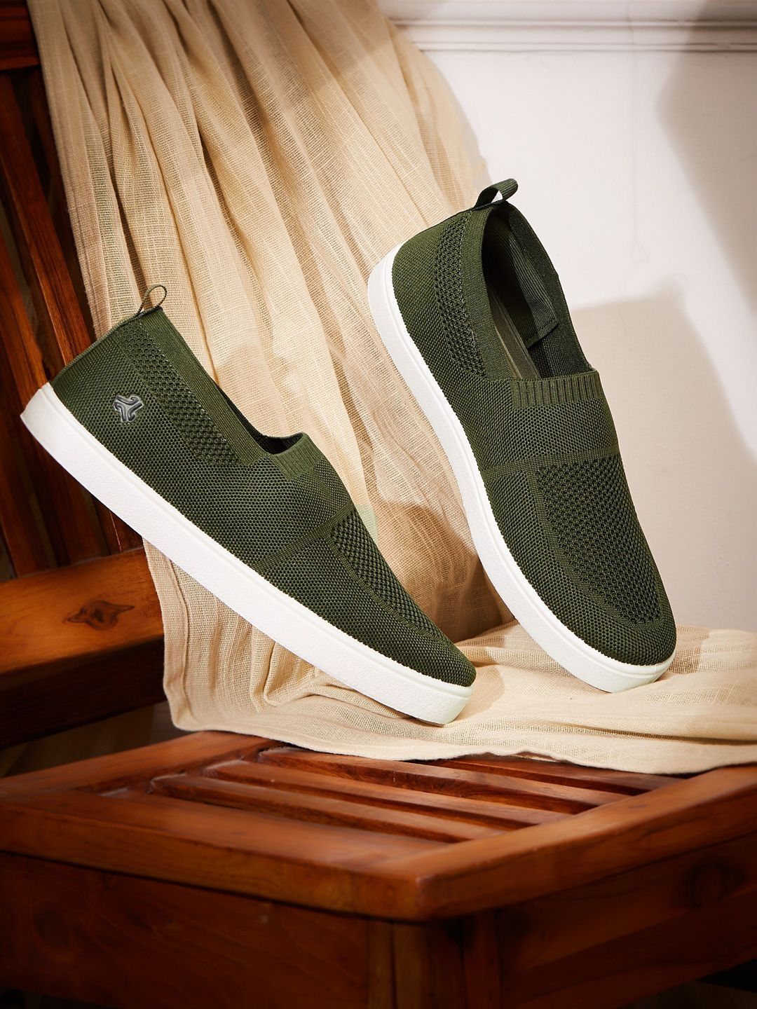 Campus AXTO Men Mesh Walking Non-Marking Shoes