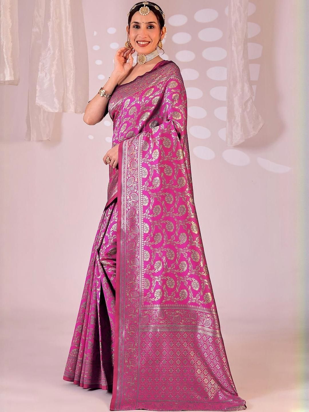 YUGAVEERAA YUGAVEERAA Woven Design Silk Blend Banarasi Saree