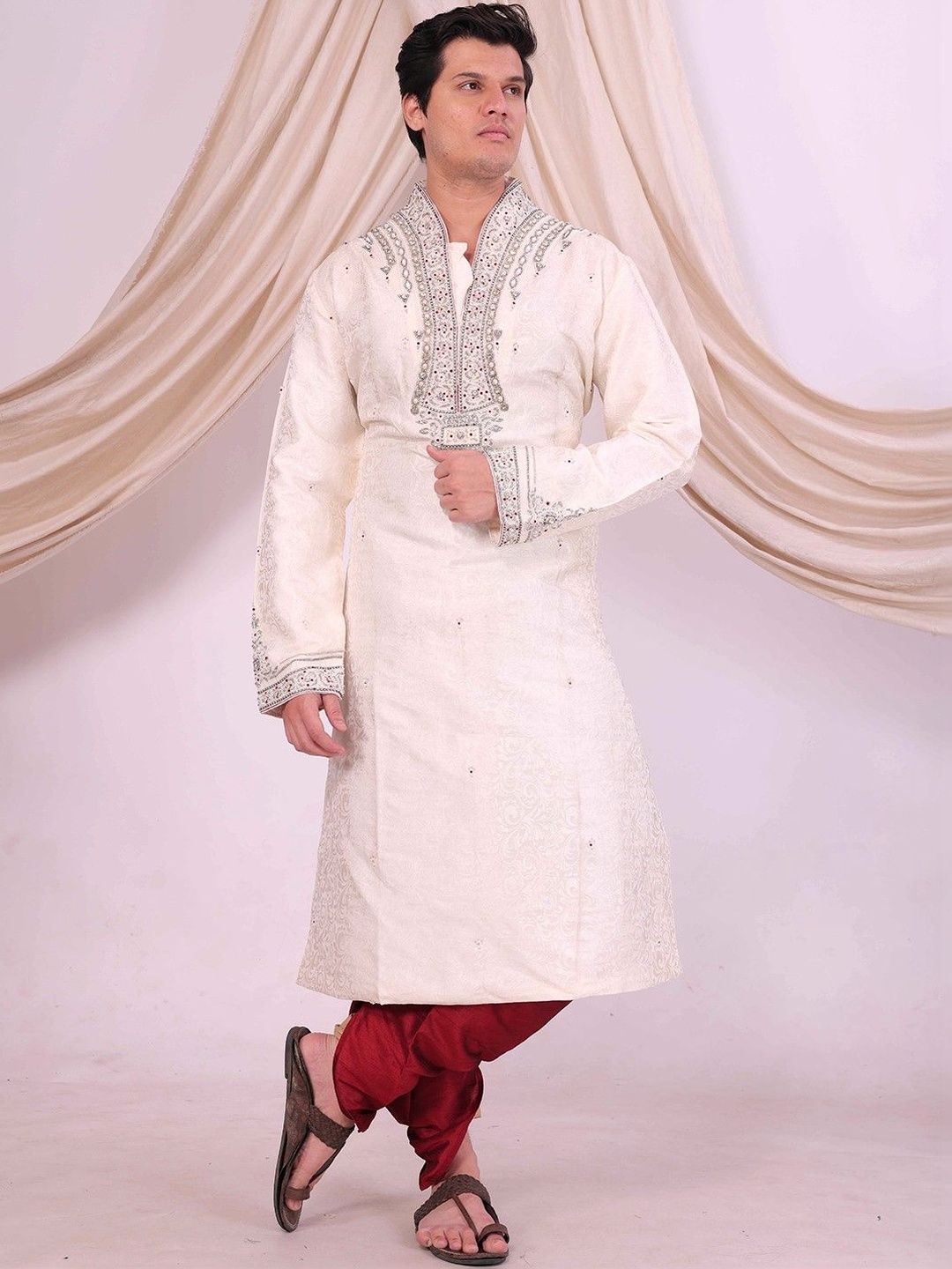 Desibutik Men Embroidered Mandarin Collar Sherwani