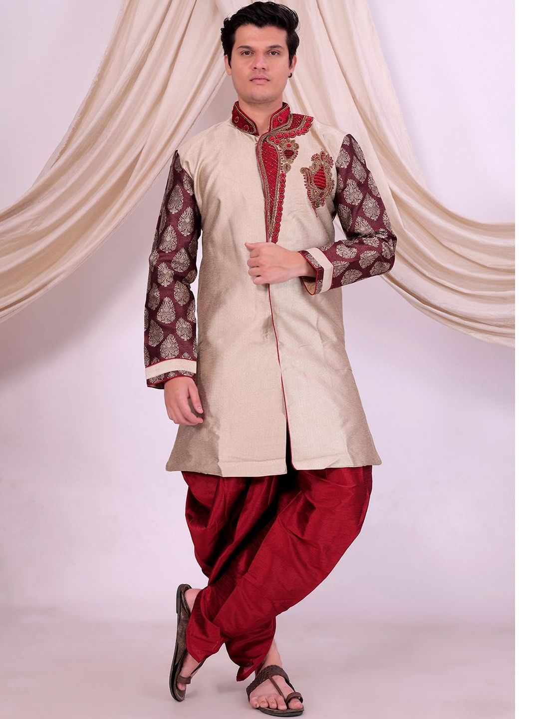 Desibutik Men Embroidered Mandarin Collar Sherwani