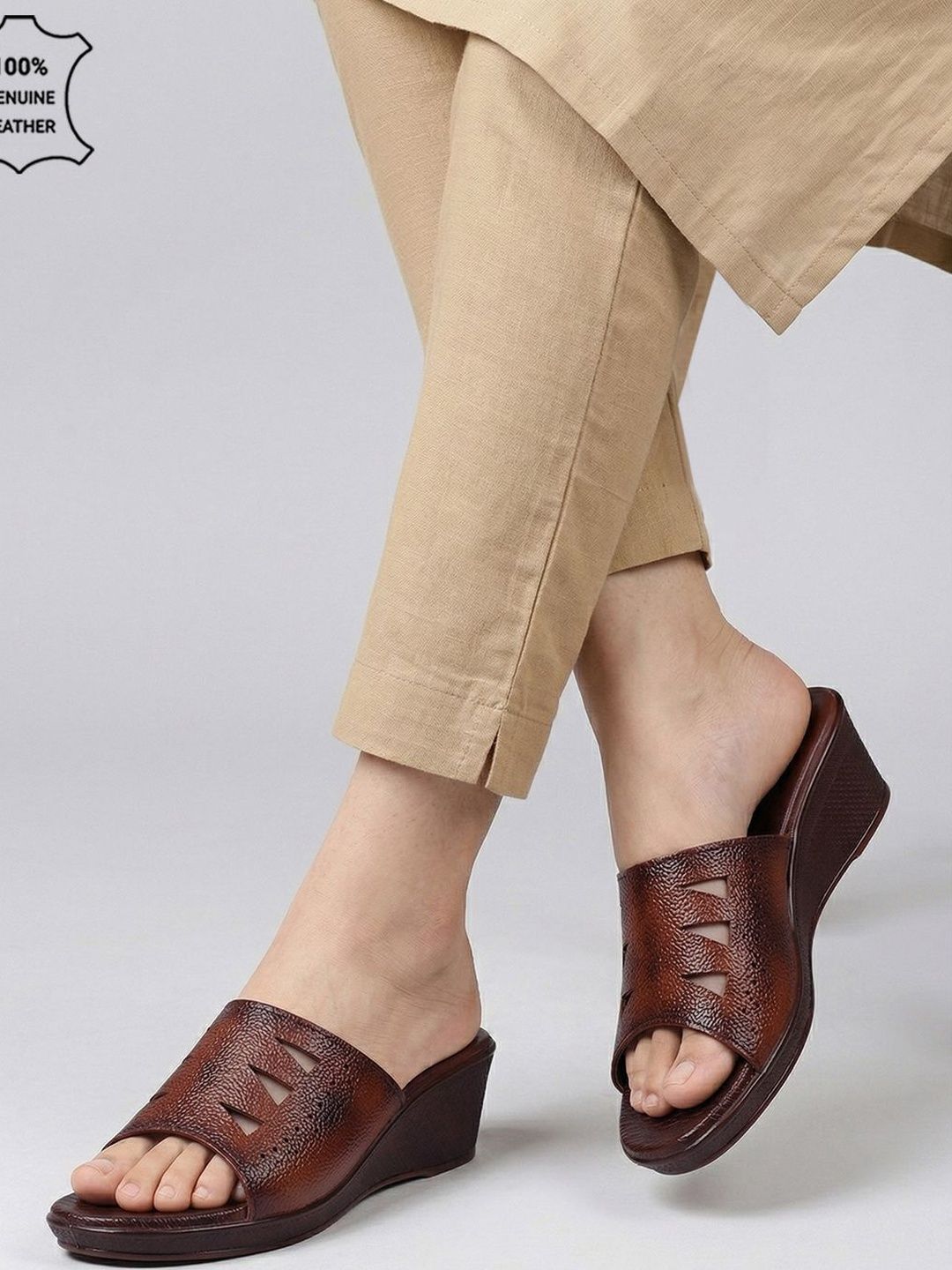 VENDOZ Textured Leather Wedge with