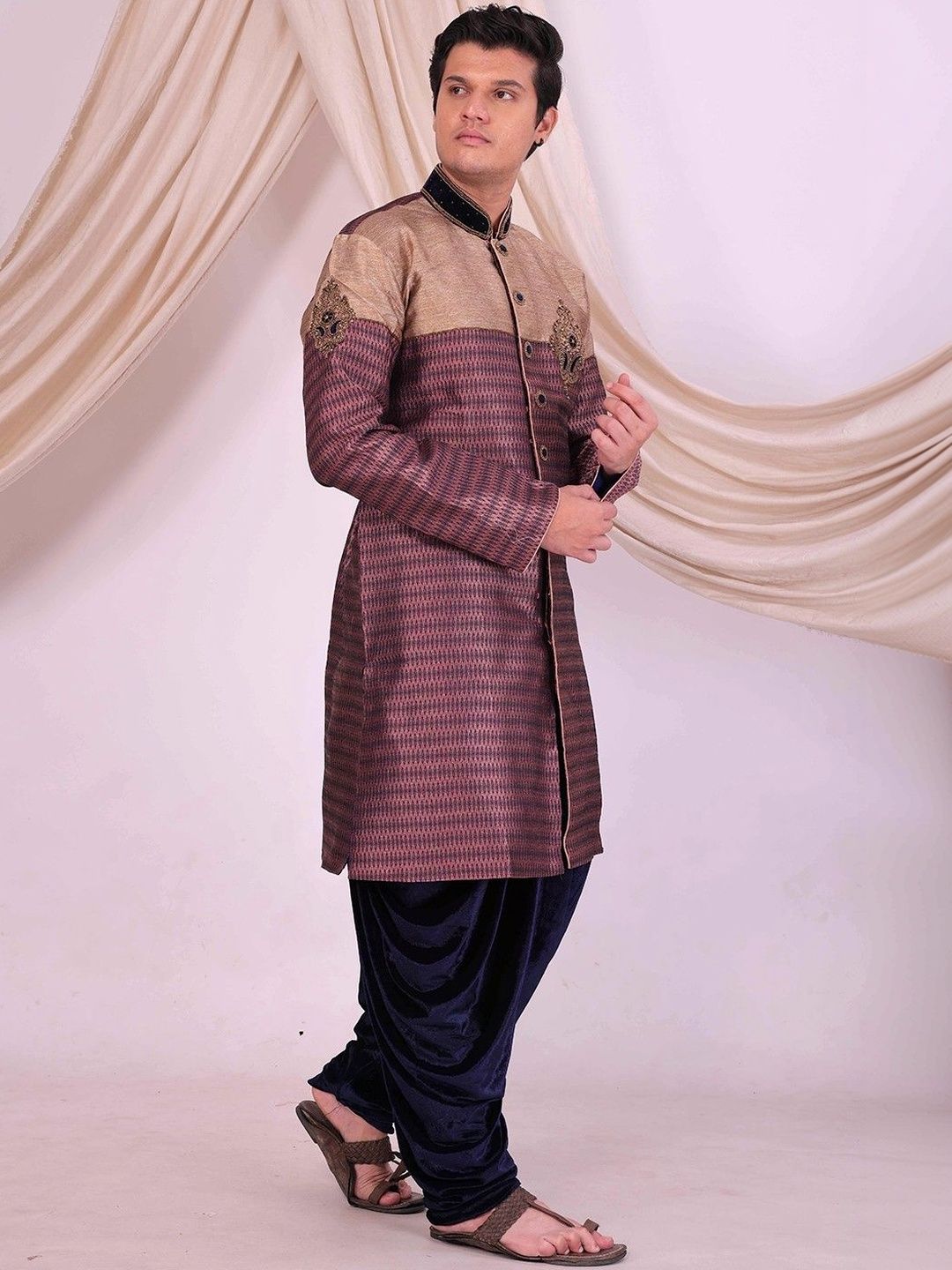 Desibutik Men Embroidered Mandarin Collar Sherwani