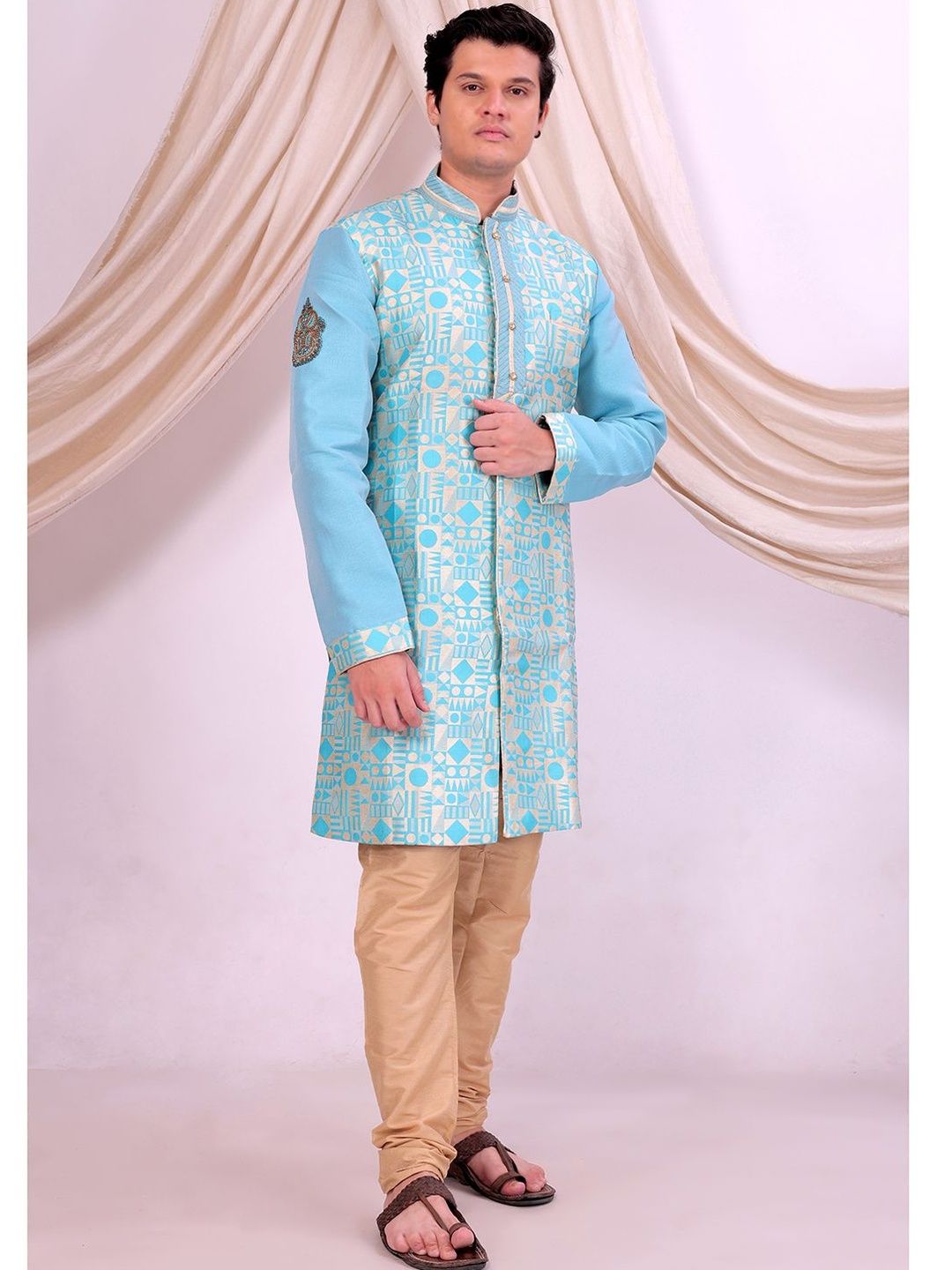 Desibutik Men Embroidered Mandarin Collar Sherwani