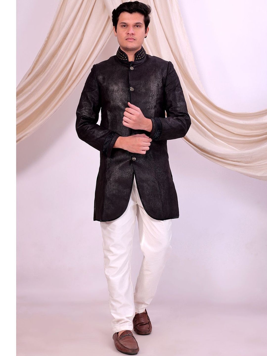 Desibutik Men Embroidered Mandarin Collar Sherwani