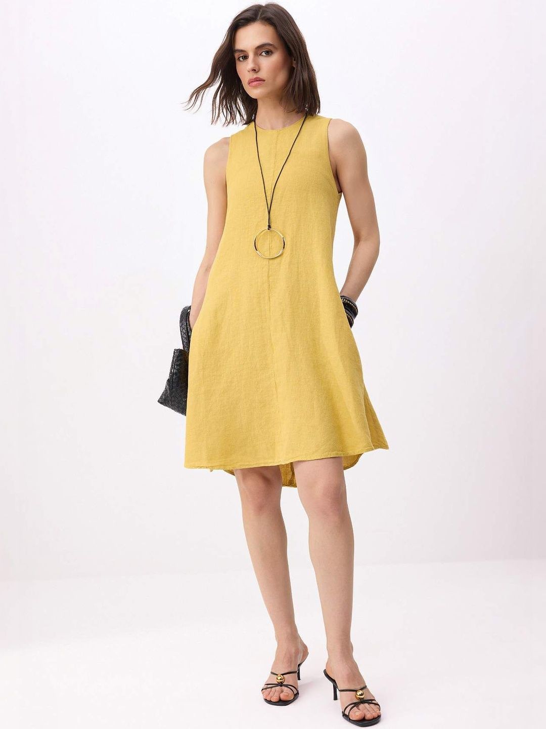shoes with linen dress How Fashion People Are Wearing Linen Dresses with Sandals