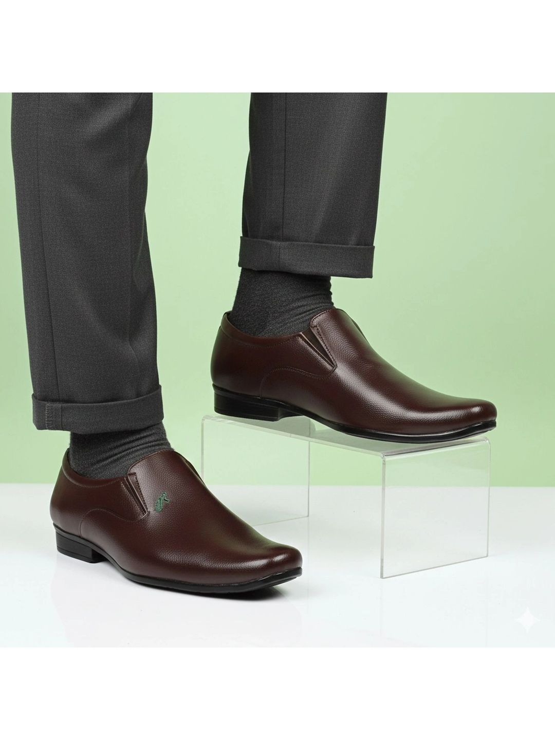 Vitoria Men Textured Pointed Toe Slip-On Formal Shoes With Cap
