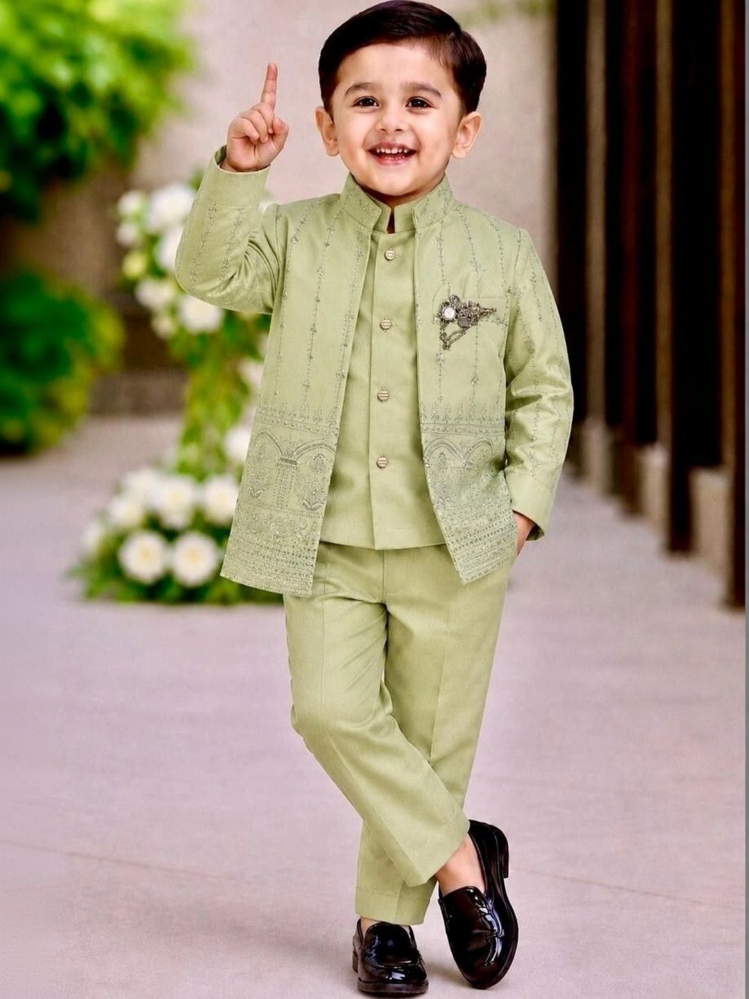 ELITE TRENDZZ Boys Embroidered Mandarin Collar Sherwani Set
