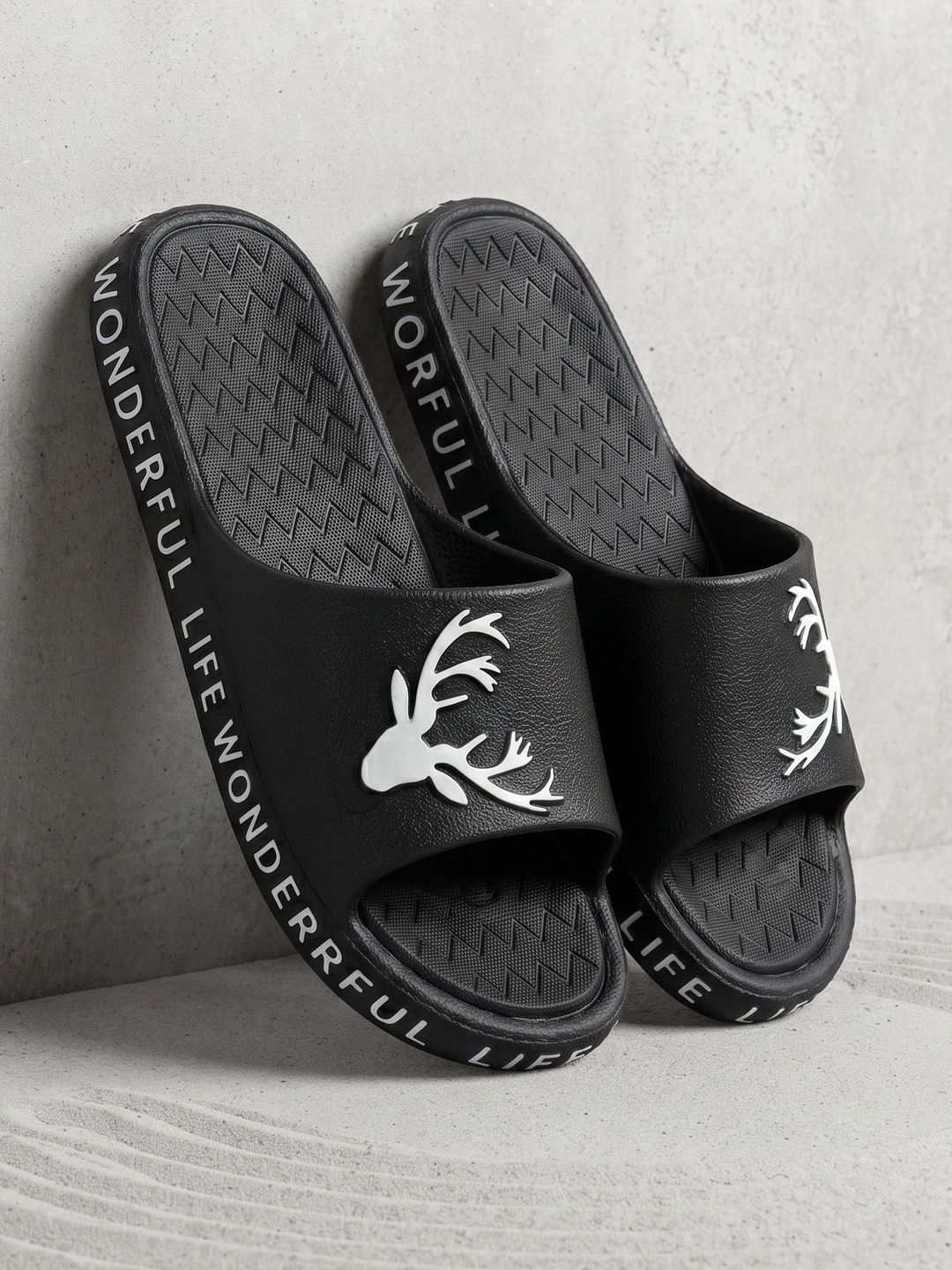 DECONDS Men Printed Sliders