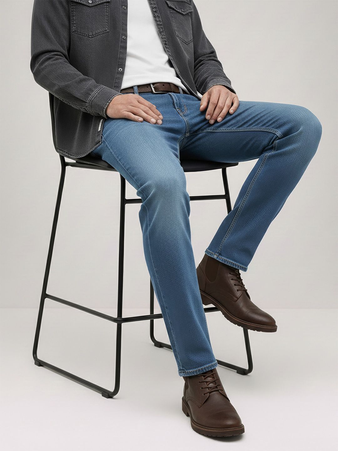 The Roadster Life Co. Men Straight Fit Light Fade Stretchable Jeans With Bag