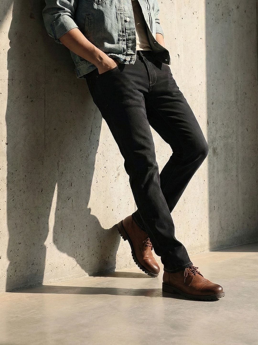 The Roadster Life Co. Men Slim Fit Light Fade Stretchable Jeans With Bag