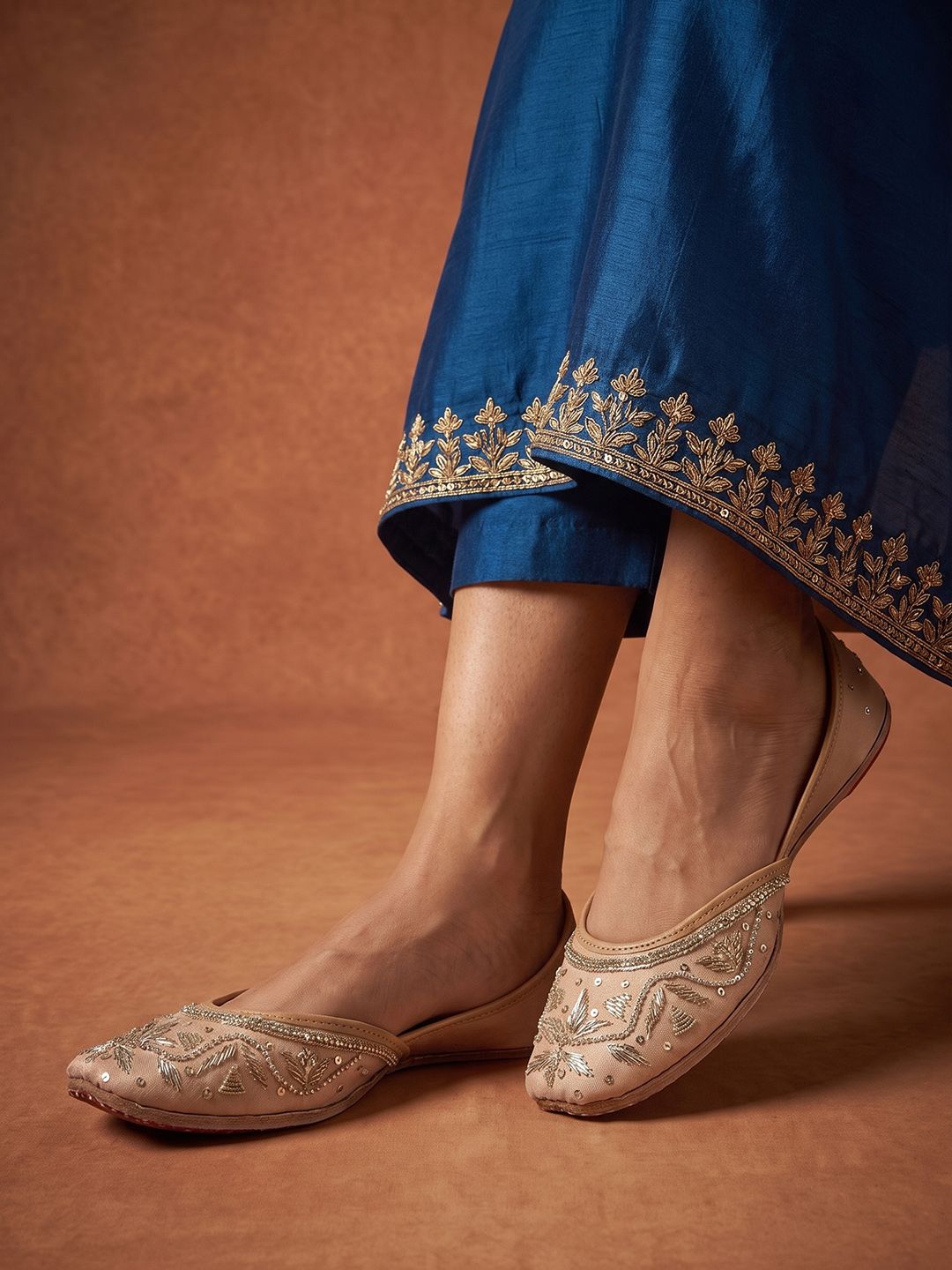 House of Pataudi Women Ethnic Mojaris Flats