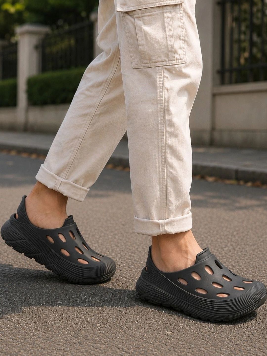 DEBONGO Men Solid Clogs
