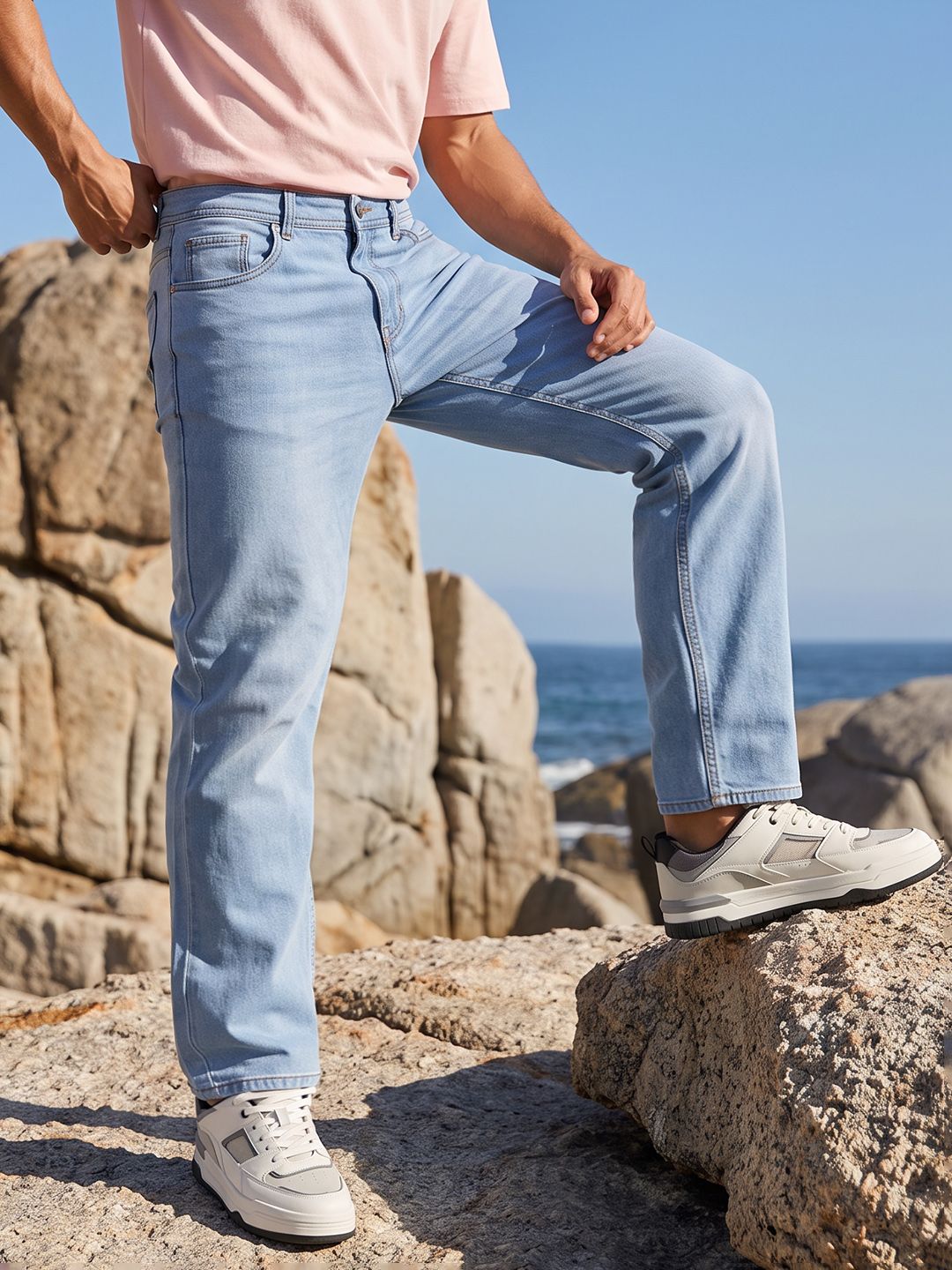 The Roadster Life Co. Men Relaxed Fit Light Fade Stretchable Jeans