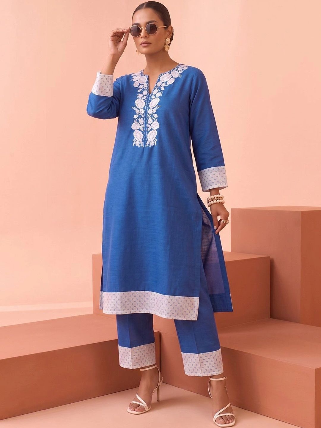 Varanga Women Ethnic Motifs Embroidered Regular Thread Work Kurta with Trousers