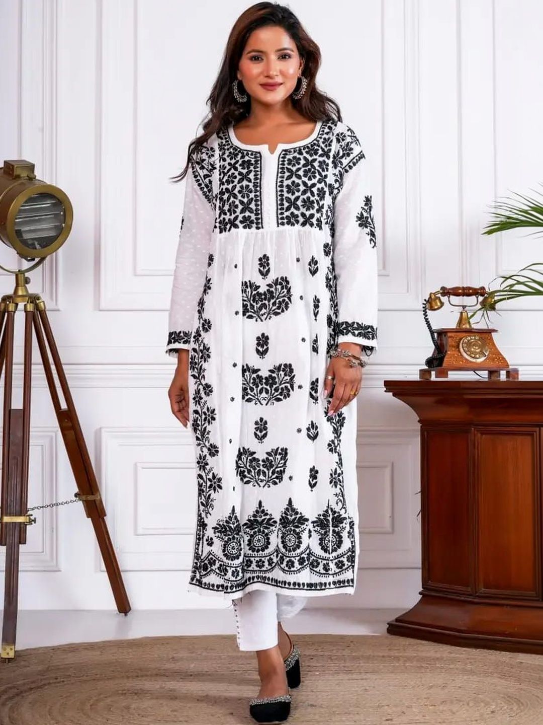 SA CHIKAN ARTS Embroidered Thread Work Thread Work Kurti