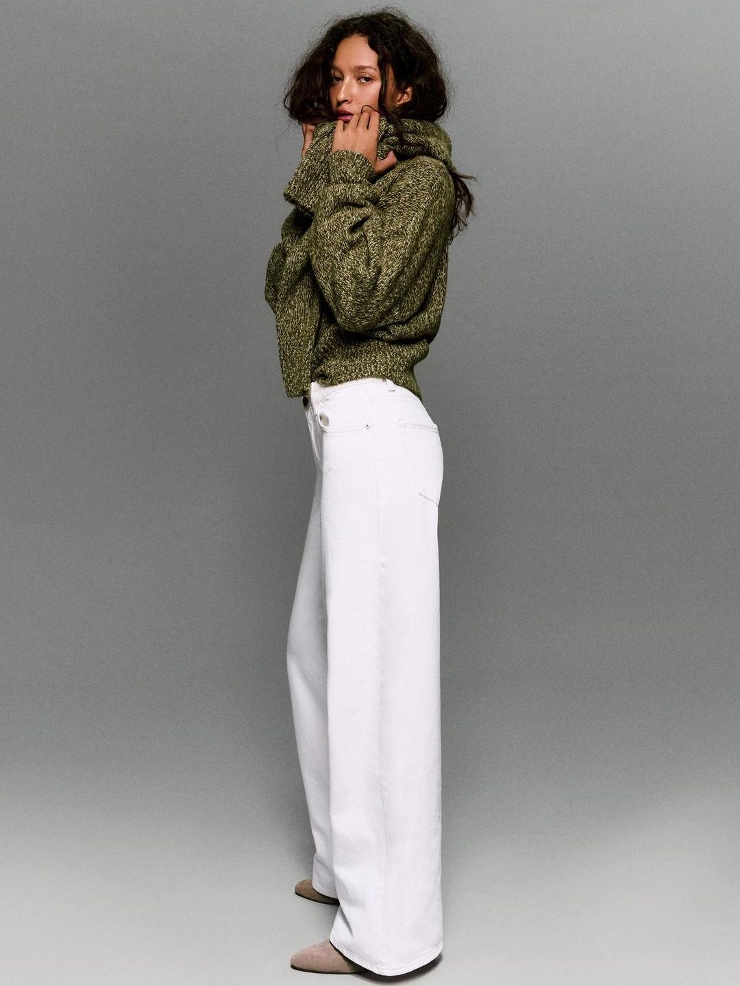 Mid-waist wide-leg jeans