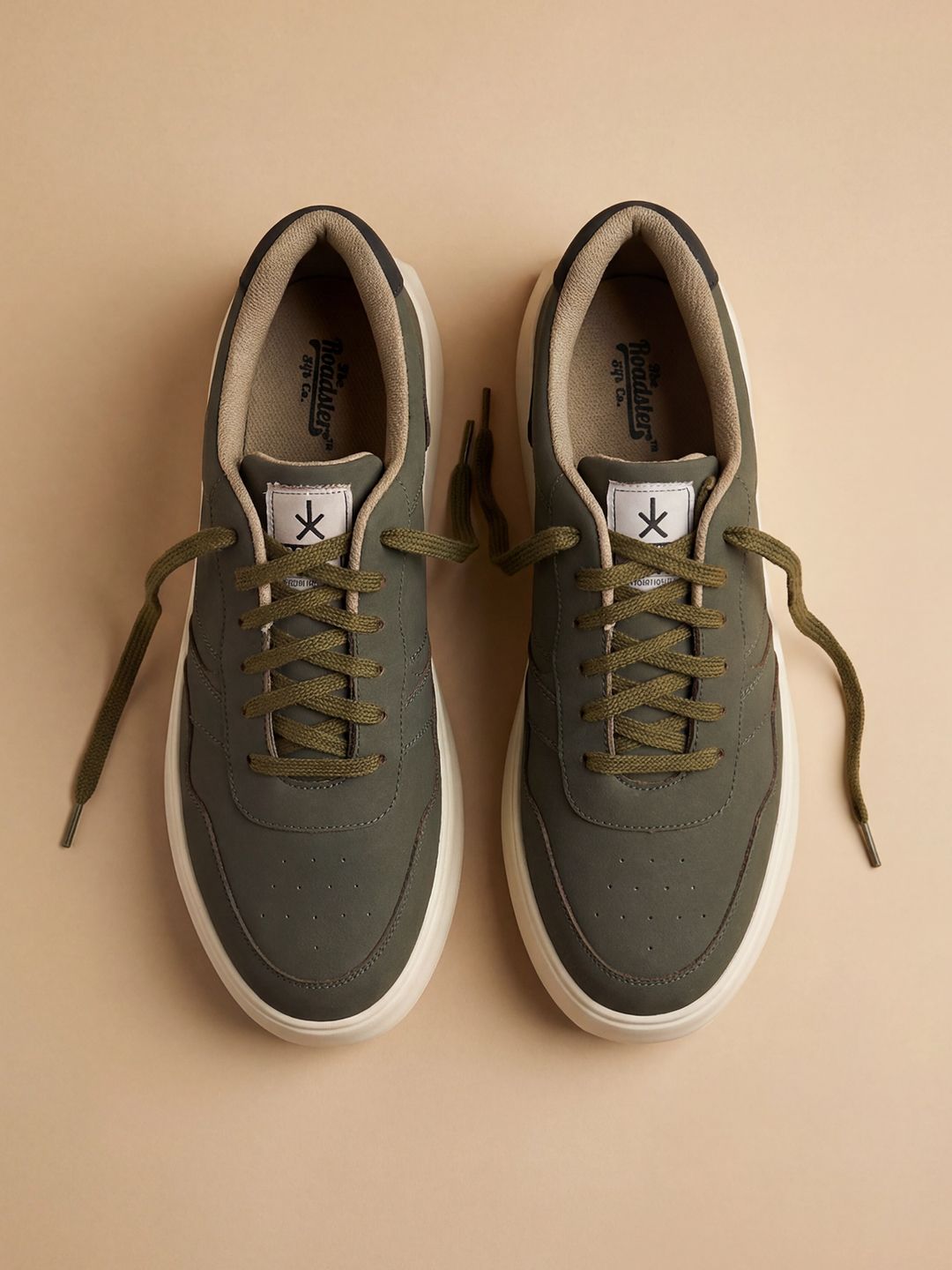 Roadster Men Solid Casual Sneakers