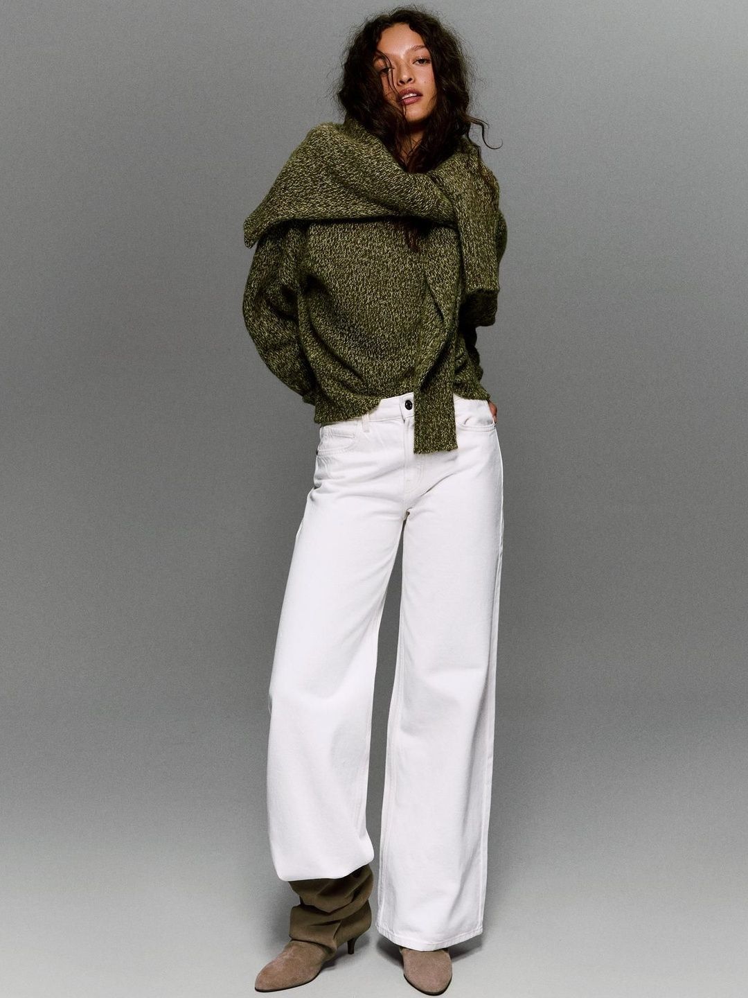 Mid-waist wide-leg jeans