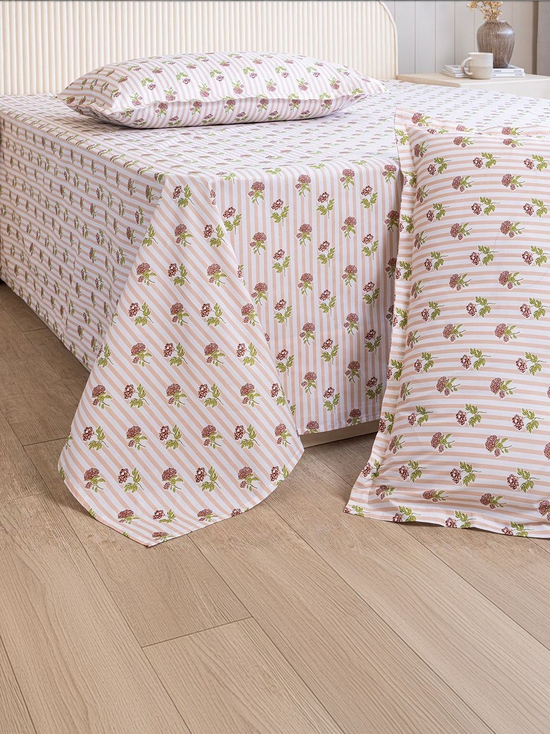 HOMEMONDE White Floral 210 TC Queen Bedsheet with 2 Pillow Covers