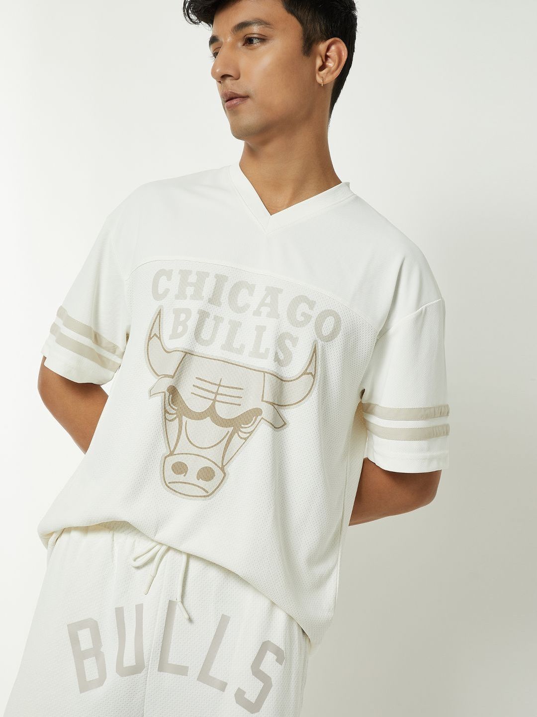 max Men Chicago Bulls Printed V-Neck T-shirt