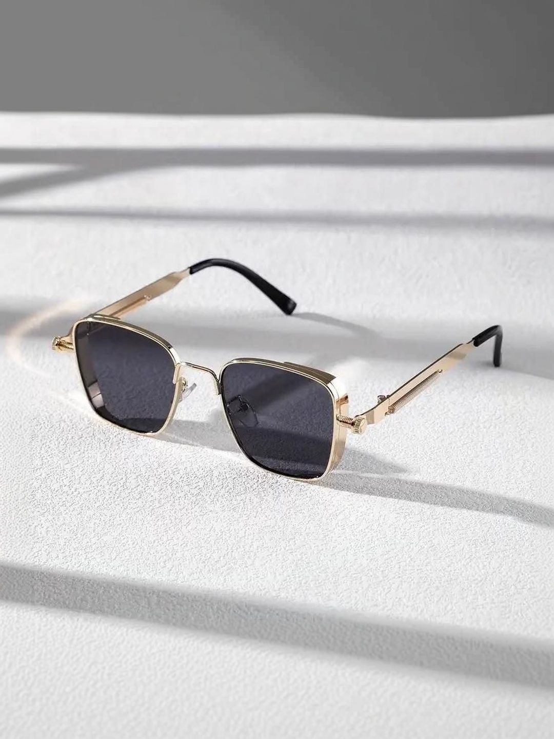 Artrue Unisex Black Lens & Gold-Toned Aviator Sunglasses with
