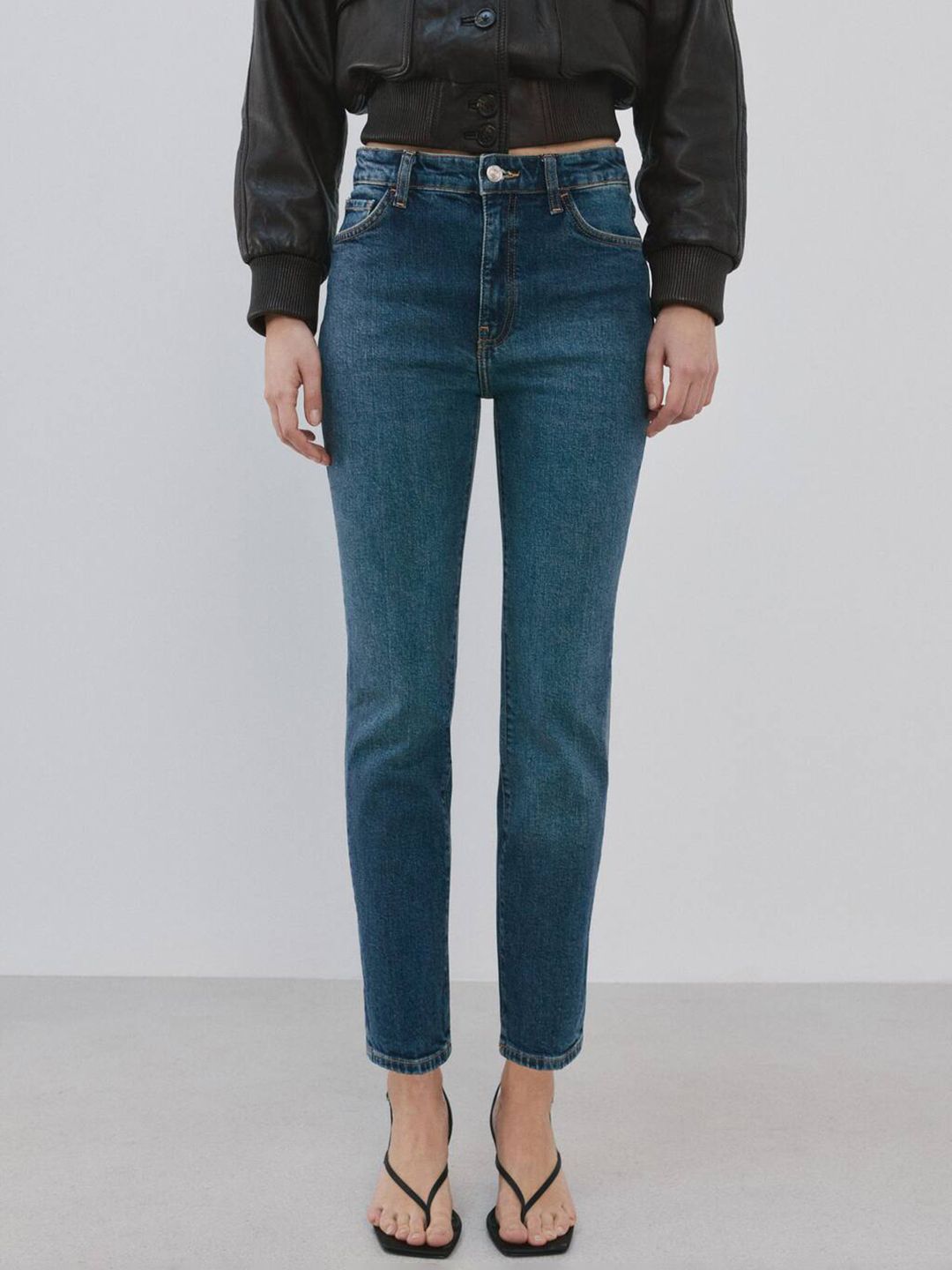 Slim Fit Mid-Rise Light Fade Cropped Stretchable Jeans