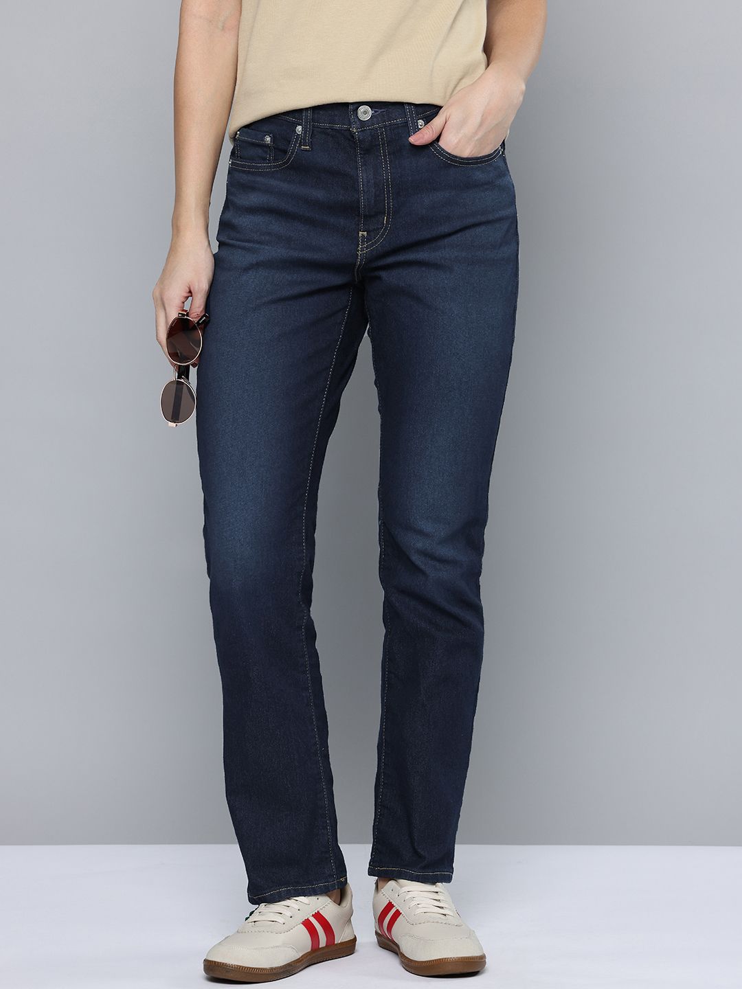Levis Levis Women 724 Slim Straight Fit High-Rise Light Fade Stretchable Jeans