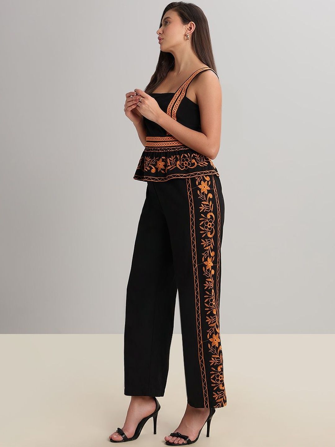 Women High-Rise Trousers Vero Moda Women Textured Embroidered High-Rise Trousers